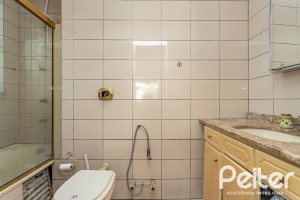 Casa à venda com 203m², 3 dormitórios, 1 suíte, 4 vagas, no bairro Ipanema em Porto Alegre