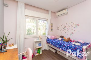 Casa à venda com 203m², 3 dormitórios, 1 suíte, 4 vagas, no bairro Ipanema em Porto Alegre