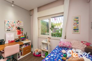 Casa à venda com 203m², 3 dormitórios, 1 suíte, 4 vagas, no bairro Ipanema em Porto Alegre