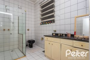 Casa à venda com 203m², 3 dormitórios, 1 suíte, 4 vagas, no bairro Ipanema em Porto Alegre