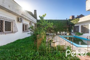Casa à venda com 203m², 3 dormitórios, 1 suíte, 4 vagas, no bairro Ipanema em Porto Alegre