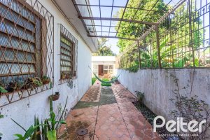 Casa à venda com 203m², 3 dormitórios, 1 suíte, 4 vagas, no bairro Ipanema em Porto Alegre