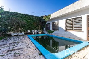 Casa à venda com 203m², 3 dormitórios, 1 suíte, 4 vagas, no bairro Ipanema em Porto Alegre