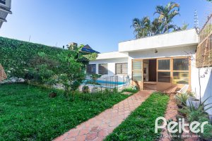 Casa à venda com 203m², 3 dormitórios, 1 suíte, 4 vagas, no bairro Ipanema em Porto Alegre