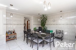 Casa à venda com 234m², 3 dormitórios, 1 suíte, 4 vagas, no bairro Tristeza em Porto Alegre