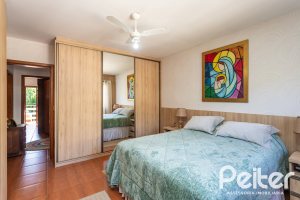 Casa à venda com 234m², 3 dormitórios, 1 suíte, 4 vagas, no bairro Tristeza em Porto Alegre