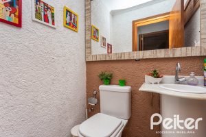 Casa à venda com 234m², 3 dormitórios, 1 suíte, 4 vagas, no bairro Tristeza em Porto Alegre