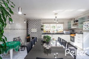 Casa à venda com 234m², 3 dormitórios, 1 suíte, 4 vagas, no bairro Tristeza em Porto Alegre