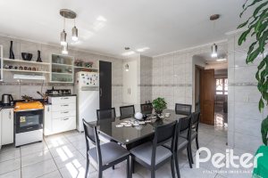 Casa à venda com 234m², 3 dormitórios, 1 suíte, 4 vagas, no bairro Tristeza em Porto Alegre