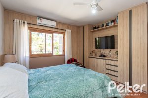 Casa à venda com 234m², 3 dormitórios, 1 suíte, 4 vagas, no bairro Tristeza em Porto Alegre