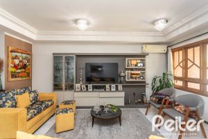Casa à venda com 234m², 3 dormitórios, 1 suíte, 4 vagas, no bairro Tristeza em Porto Alegre