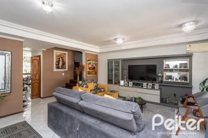 Casa à venda com 234m², 3 dormitórios, 1 suíte, 4 vagas, no bairro Tristeza em Porto Alegre