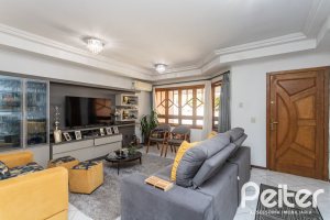 Casa à venda com 234m², 3 dormitórios, 1 suíte, 4 vagas, no bairro Tristeza em Porto Alegre