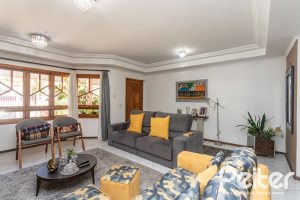 Casa à venda com 234m², 3 dormitórios, 1 suíte, 4 vagas, no bairro Tristeza em Porto Alegre