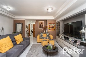 Casa à venda com 234m², 3 dormitórios, 1 suíte, 4 vagas, no bairro Tristeza em Porto Alegre