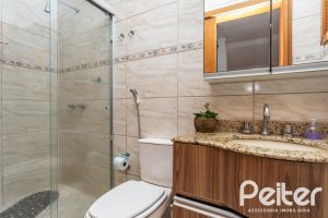 Casa à venda com 234m², 3 dormitórios, 1 suíte, 4 vagas, no bairro Tristeza em Porto Alegre