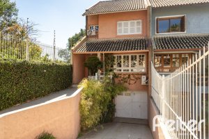 Casa à venda com 234m², 3 dormitórios, 1 suíte, 4 vagas, no bairro Tristeza em Porto Alegre