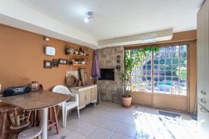Casa à venda com 234m², 3 dormitórios, 1 suíte, 4 vagas, no bairro Tristeza em Porto Alegre
