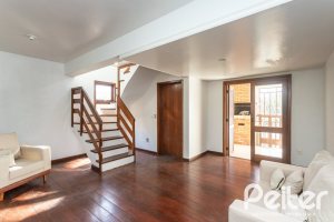 Casa à venda com 199m², 3 dormitórios, 1 suíte, 3 vagas, no bairro Ipanema em Porto Alegre