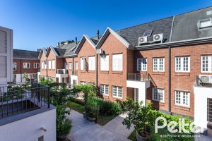 Casa em Condomínio à venda com 193m², 3 dormitórios, 2 suítes, 2 vagas, no bairro Chácara das Pedras em Porto Alegre