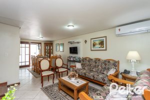 Casa à venda com 157m², 3 dormitórios, 1 suíte, 2 vagas, no bairro Ipanema em Porto Alegre