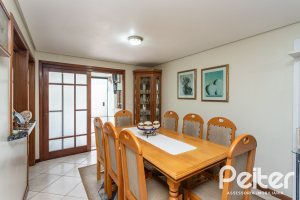 Casa à venda com 157m², 3 dormitórios, 1 suíte, 2 vagas, no bairro Ipanema em Porto Alegre