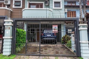 Casa à venda com 157m², 3 dormitórios, 1 suíte, 2 vagas, no bairro Ipanema em Porto Alegre