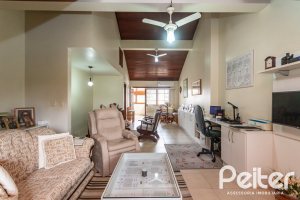 Casa à venda com 157m², 3 dormitórios, 1 suíte, 2 vagas, no bairro Ipanema em Porto Alegre