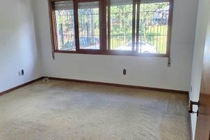 Casa à venda com 250m², 3 dormitórios, 1 suíte, 7 vagas, no bairro Jardim Sabará em Porto Alegre