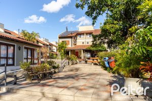 Casa em Condomínio à venda com 179m², 4 dormitórios, 1 suíte, 2 vagas, no bairro Cavalhada em Porto Alegre