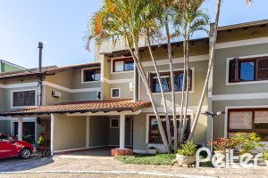 Casa em Condomínio à venda com 179m², 4 dormitórios, 1 suíte, 2 vagas, no bairro Cavalhada em Porto Alegre