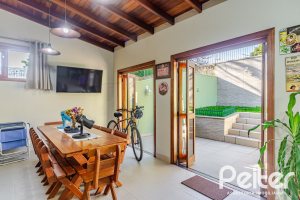 Casa em Condomínio à venda com 179m², 4 dormitórios, 1 suíte, 2 vagas, no bairro Cavalhada em Porto Alegre