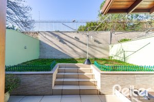 Casa em Condomínio à venda com 179m², 4 dormitórios, 1 suíte, 2 vagas, no bairro Cavalhada em Porto Alegre