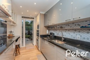 Casa em Condomínio à venda com 154m², 3 dormitórios, 1 suíte, 2 vagas, no bairro Tristeza em Porto Alegre