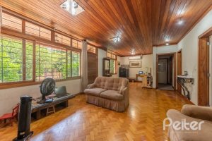 Casa à venda com 600m², 4 dormitórios, 1 suíte, 6 vagas, no bairro Ipanema em Porto Alegre