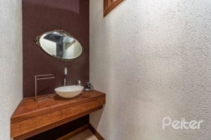 Casa à venda com 600m², 4 dormitórios, 1 suíte, 6 vagas, no bairro Ipanema em Porto Alegre