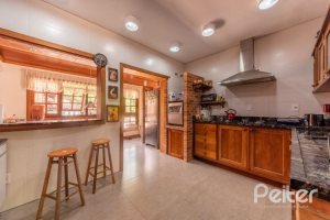 Casa à venda com 600m², 4 dormitórios, 1 suíte, 6 vagas, no bairro Ipanema em Porto Alegre