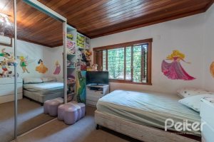 Casa à venda com 600m², 4 dormitórios, 1 suíte, 6 vagas, no bairro Ipanema em Porto Alegre