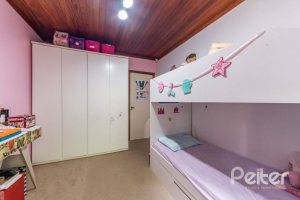 Casa à venda com 600m², 4 dormitórios, 1 suíte, 6 vagas, no bairro Ipanema em Porto Alegre