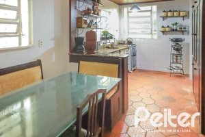 Casa à venda com 405m², 3 dormitórios, 1 suíte, no bairro Tristeza em Porto Alegre