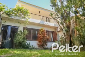 Casa à venda com 405m², 3 dormitórios, 1 suíte, no bairro Tristeza em Porto Alegre