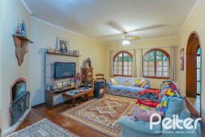 Casa à venda com 279m², 5 dormitórios, 1 suíte, 2 vagas, no bairro Ipanema em Porto Alegre