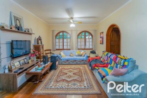 Casa à venda com 279m², 5 dormitórios, 1 suíte, 2 vagas, no bairro Ipanema em Porto Alegre