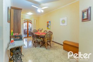 Casa à venda com 279m², 5 dormitórios, 1 suíte, 2 vagas, no bairro Ipanema em Porto Alegre