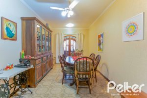 Casa à venda com 279m², 5 dormitórios, 1 suíte, 2 vagas, no bairro Ipanema em Porto Alegre