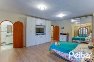 Casa à venda com 279m², 5 dormitórios, 1 suíte, 2 vagas, no bairro Ipanema em Porto Alegre