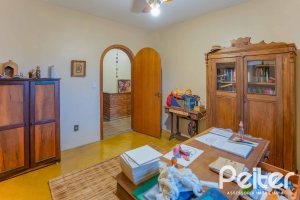 Casa à venda com 279m², 5 dormitórios, 1 suíte, 2 vagas, no bairro Ipanema em Porto Alegre