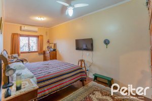 Casa à venda com 279m², 5 dormitórios, 1 suíte, 2 vagas, no bairro Ipanema em Porto Alegre