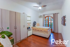 Casa à venda com 279m², 5 dormitórios, 1 suíte, 2 vagas, no bairro Ipanema em Porto Alegre