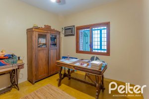 Casa à venda com 279m², 5 dormitórios, 1 suíte, 2 vagas, no bairro Ipanema em Porto Alegre